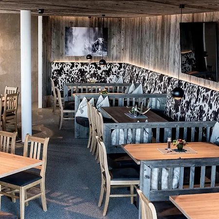 Glockneralm - Hiking- And Skihotel Exklusively Accessible By Cable Car Bed & Breakfast
